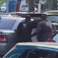 當街被擄上車　男子拚命掙扎沒人敢救