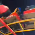 女子坐雲霄飛車　過彎被甩出墜地