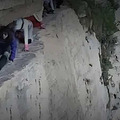 遊客沒綁安全措施「狗爬式過懸崖」　玩命過程邊喊：爬過了就沒事