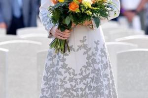 凱特王妃再次回歸優雅白色大衣蕾絲裝飾精緻非凡