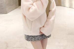 董潔為了美可真拼，大冬天穿粉白外套配超短裙，凍得雙腿站不直