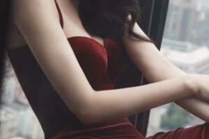 敢穿才會贏？迪麗熱巴穿紅色弔帶裙堪比超模，曼妙曲線搶鏡好驚艷