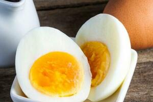 常吃水煮蛋，是「養肝」還是「傷肝」？醫生：吃雞蛋時需牢記3點