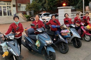 加起來416歲！台中6阿嬤「騎買菜車環島繞台灣」　看她們「外套背面」網感動：人生70才開始