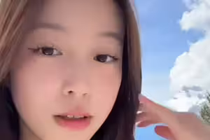 更像爸爸黃有龍！趙薇15歲愛女遭批沒星味