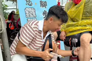 白沙屯媽祖回宮！他路邊「蹲地幫香燈腳按摩」 一看竟是《瘋神》男星