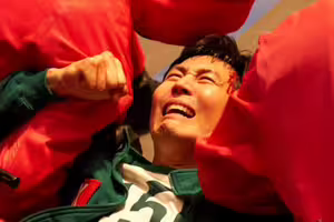 《魷魚遊戲3》上線倒數！李政宰進棺材了 新遊戲竟是超大扭蛋