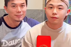 馬幼興24歲兒剛退伍！同框爸爸「高清正臉照」曝光 網驚呼：帥哥