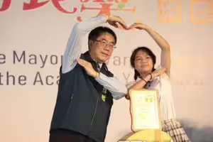 從七龍珠合體到公主抱！ 黃偉哲市長獎陪拍第4年感動萬名學子