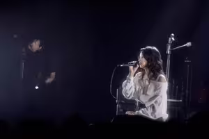 國民女友才開唱！歌迷突當場昏倒 緊急喊卡傷勢曝光