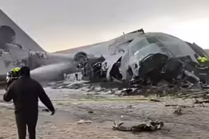 「運鈔軍機」墜機！已知15死　民眾無視遺骸瘋搶錢