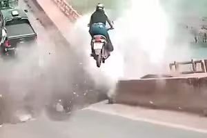 大橋突斷裂！多車墜河釀14死　「騎士騰空飛起」奪命瞬間曝