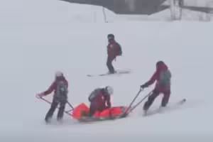 北海道救援隊太神！ 高難度「邊滑雪、邊急救」畫面震撼全網