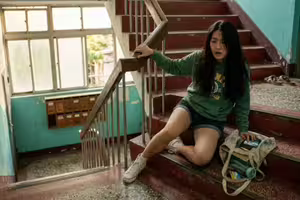 妹子「1方式」下樓梯突腳滑！醫一看嘆氣了：恐半身不遂