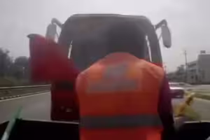 在高速公路施工 2工人慘遭大車直撞 在高速公路施工 2工人慘遭大車直撞