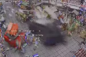 搶匪拖走超商ATM!1原因竟白忙一場 搶匪拖走超商ATM!1原因竟白忙一場