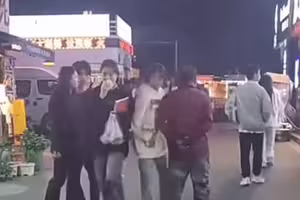 拍下大叔故意撞女生證據 派出所:意義不大 拍下大叔故意撞女生證據 派出所:意義不大