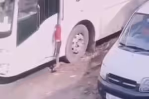 玩一半被車門夾住 沒人發現!被救出晚了 玩一半被車門夾住 沒人發現!被救出晚了