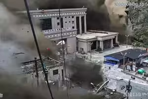 重大傷亡!土石流吞噬村鎮 百人狂逃來不及 重大傷亡!土石流吞噬村鎮 百人狂逃來不及