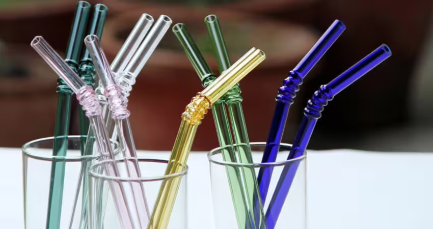 她用玻璃吸管喝水　2小時後「口吐鮮血」動手術！淚揭恐怖原因