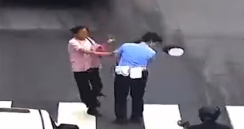 女子硬闖紅燈被提醒　反手狠甩女警一巴掌