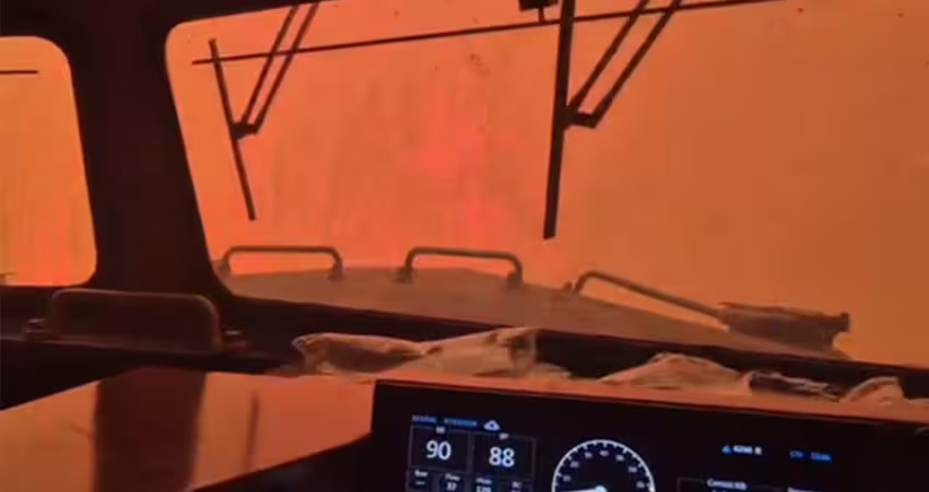 列車遭山火鋪天蓋地包圍　車組人員崩潰求救