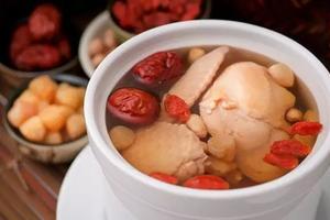 十個胃病九個寒，冬天養胃多喝這5種湯！