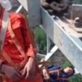 中國工人「吊」在50米電塔睡著外國網友感動不已集體致敬