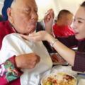 空乘蹲地為「老小孩」白發老人餵食，被贊「小棉襖」