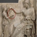 古希臘的浮雕上面竟然出現了現代的「這個物品」！看完這個我都不得不相信真的有時光機了！