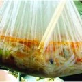 千萬不要再「這樣」打包飯菜了！大量塑膠袋被驗出有增塑劑
