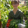她只有9歲，卻種了4年菜，蓋了11座小木屋，餵飽了小鎮上所有的流浪漢！最後竟然···