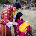 不丹國王為慶祝兒子滿月誕辰把人民叫到山上，他們每人蹲下做的事就是為什麼不丹是最開心的國家！