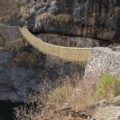 這座草繩編織古橋看上去十分脆弱，但它能承付的重量卻是一般人難以想像的！