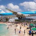 驚險！波音747貼著遊客頭頂飛過海灘 ! !