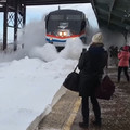 開始覺得有趣 瞬間變成慘叫！紐約小鎮火車進站釀「雪暴」