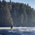在結冰的湖面上溜冰覺得腳下怪怪的，一低頭看「千萬隻」比恐怖片還驚悚的畫面...