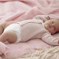 剛出生的嬰兒為喜歡採取「腿似環，兩腳心相對」的「仰睡」姿勢？