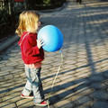 男童用氣球向在天堂的父親寄信：童言童語的話讓撿到信的人都哭了！