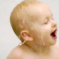 寶寶洗澡後，千萬不要做這2件事，易招來疾病！