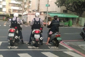 兩位警察旁邊的婦人...居然沒戴安全帽！警察的反應，卻讓網友....