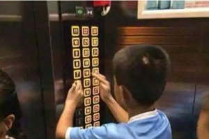 「孩子要這樣教！」7歲小孩調皮地在電梯 亂按樓層，這位媽媽的「懲罰」，竟然讓乘客都 笑笑地走出電梯！