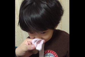 日本媽媽教你小孩最愛的擦鼻涕法，學起來再也不用煩惱了！