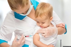 父母帶小孩去打疫苗，結果沒想到事後當晚孩子就宣告死亡！原來是因為犯了這些接種禁忌……家長一定要知道！