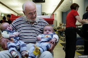 血液中有珍貴抗體，澳洲男子捐血六十年救活二百萬嬰兒！他的抗體竟然來自於…果然冥冥中自有安排！