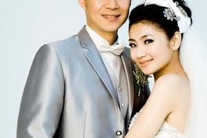 Selina宣佈跟阿中離婚！但「離婚導火線真相」早流傳許久！竟是阿中晚上帶「火辣濃妝妹」同行！還說自己「不是聖人」...！