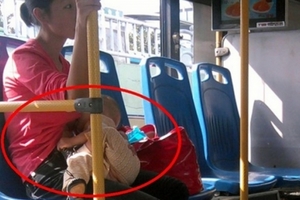 公車上媽媽給飢餓寶寶餵母奶卻被罵「不知羞恥，丟臉丟到公車上」，她狠回「一句話」!