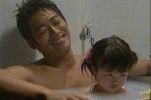 爸爸在幫女兒洗澡時，女兒卻嚴肅的跟他說了一個深藏已久的真相....讓他完全無地自容！