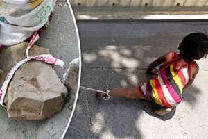 1歲小女嬰被綁在石頭還被曝曬40度高溫哀嚎都沒人理！真相令人心酸....