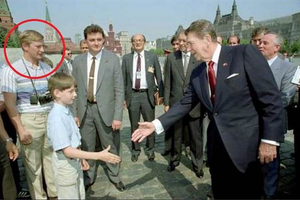 28年前，美國總統里根訪問蘇聯時他偽裝成攝影師！從來就不是照片主角的他如今的身份令人震驚…！
